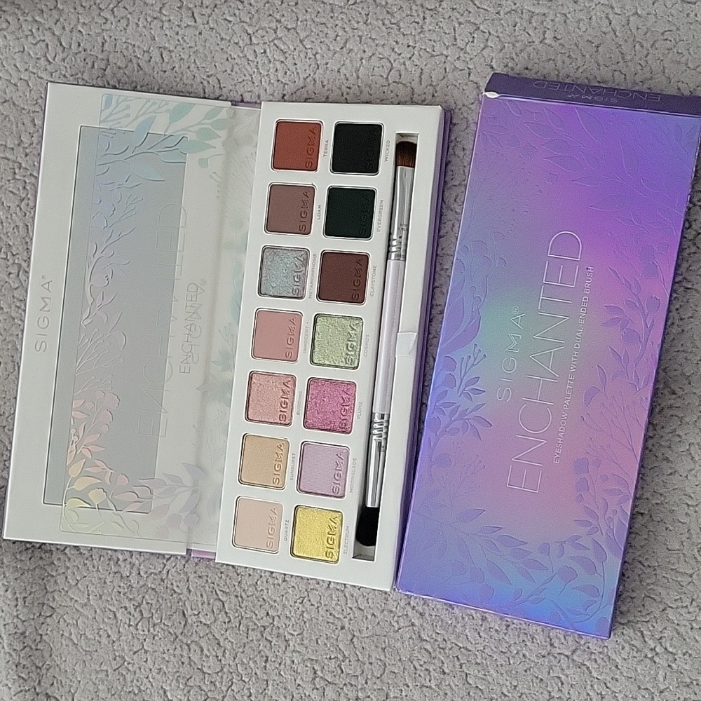 Sigma Beauty Enchanted Eyeshadow Palette with Brush Set - Brand New